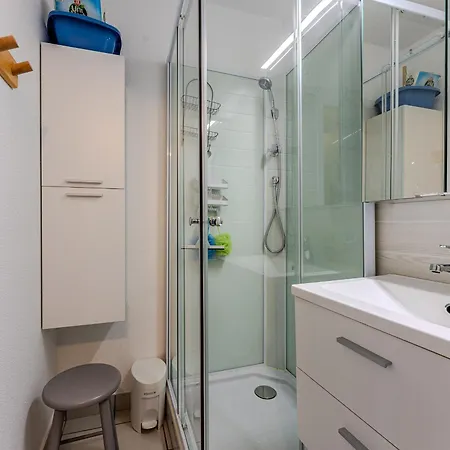 Apartment T2 A 250 M De La A Avec Balcon Plein Sud Et Parking - Fr-1-521-246 *